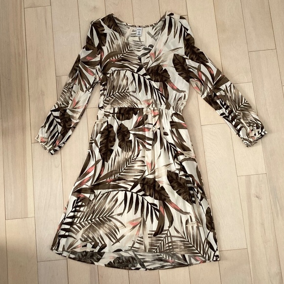 Old Navy Waist-Defined Cross-Front Crepe Dress - XS - Picture 2 of 10